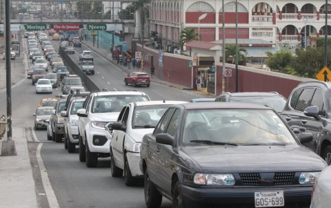 En las mañanas, la avenida Benjamín Carrión registra también atascos.