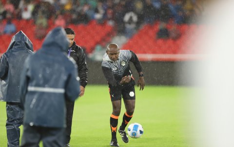 El juez Augusto Aragón verificó si el balón rodaba en la cancha.