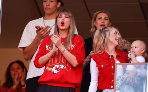 Taylor Swift vibrando en uno de los partidos donde jugó su novio Travis Kelce.