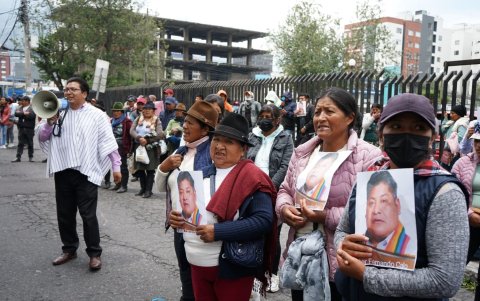 Respaldo. Una treintena de indígenas llegó a los exteriores de la Corte Nacional a defender la inocencia del exlegislador.