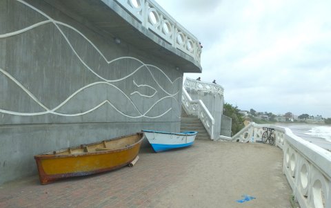 Algunos botes quedaron en la parte baja del malecón de Ballenita, en Santa Elena.