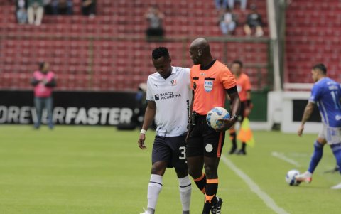Renato Ibarra y el árbitro Augusto Aragón en un partido sin problemas en los primeros 45 minutos.