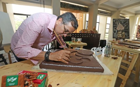 Experiencia. El pintor y escultor Xavier Patiño se enfrenta a una material con el que nunca antes había trabajado.