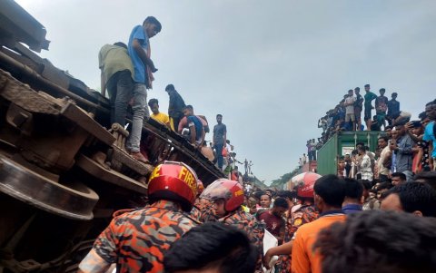 En esta foto se observa el momento en el que personal de auxilio rescata a las personas tras el accidente.