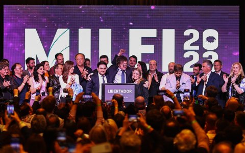 El candidato presidencial Javier Milei habla tras conocerse los resultados de la primera vuelta de las elecciones argentinas, hoy, en Buenos Aires (Argentina).