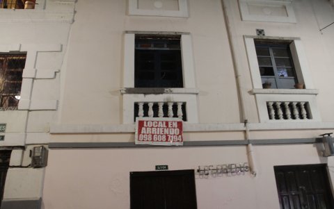 Locales comerciales están vacíos y abandonados.