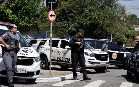 Al menos una alumna murió este lunes y otros tres escolares resultaron heridas, entre ellos el supuesto autor de los disparos, durante un ataque armado en una escuela pública en São Paulo.