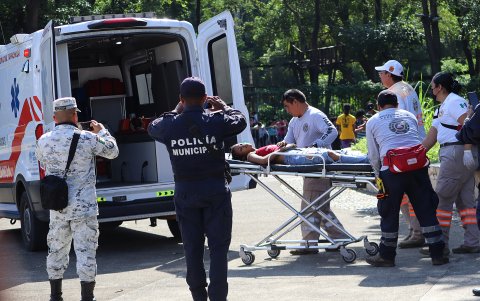 Una migrante es atendida por personal médico hoy, tras una estampida durante una revisión de documentos, en el Ecoparque de Tapachula, en el estado de Chiapas (México).