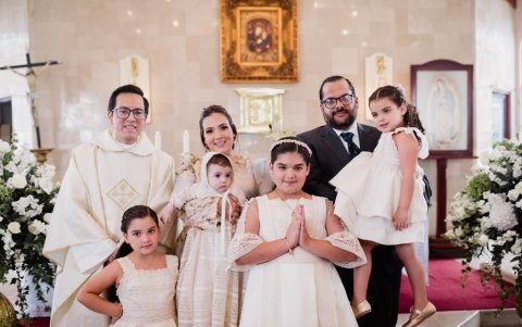 El padre Luis David Zambrano, junto a Georgette Ode de Jalil y Guido Álex Jalil Ripalda, y sus hijos Alina, Guido Álex Josemaría, Anarella y Cecilia.