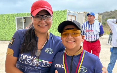 El pequeño Kelvin Torres del equipo Tanfoglio fue el campeón de tiro en Standard súper Jr. Recibió la medalla de su mamá Katterine Jaramillo