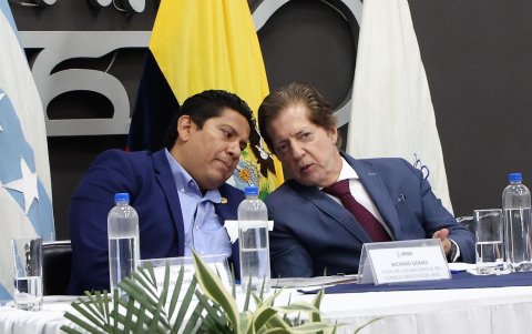 El entonces delegado del Ejecutivo y presidente del Consejo Directivo del IESS, Alfredo Ortega (derecha). dialoga con el delegado de los trabajadores, Richard Gómez, el 5 de octubre de 2023.