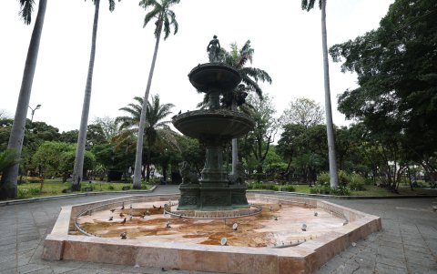 Un guardia de seguridad está al cuidado exclusivo de la pileta ubicada del lado de la calle Vélez y Pedro Moncayo y sus alrededores.