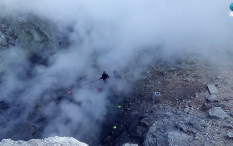 Vulcanólogos miden las emisiones del cráter de Solfatara, en la localidad italiana de Pozzuoli, en la caldera de los Campos Flégreos, que ha originado cientos de terremotos en los últimos meses.