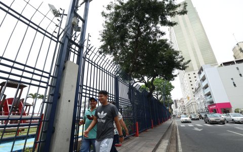 Exterior. Los cercos eléctricos, de acuerdo con ciudadanos y trabajadores del lugar, llevan instalados unas dos semanas. El tendido está en diferentes tramos de este punto turístico de la urbe.