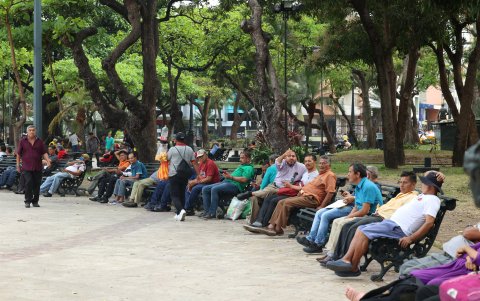 Durante las tardes, el parque es más visitado por adultos mayores que se sientan a conversar.