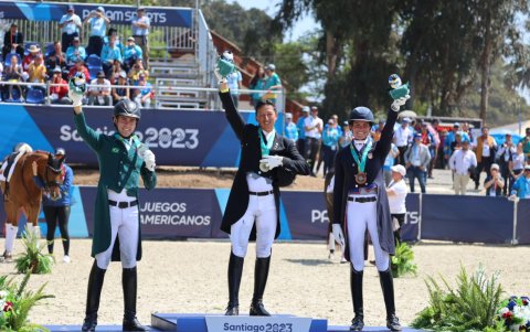 El jinete ecuatoriano Julio Mendoza (c) con la segunda medalla de oro de Ecuador en estos Juegos Panamericanos.