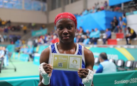 La boxeadora ecuatoriana María José Palacios con el boleto que le da el pase a los Juegos Olímpicos de París 2024.