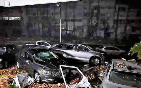 Carros aglomerados y con daños causados por la fuerza del Huracán Otis, en Acapulco.
