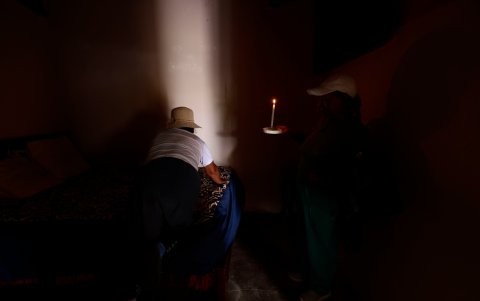 Los vecinos deben utilizar velas para las tareas de hogar.