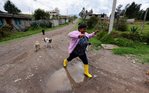 Cuando llueven las calles se forman charcos de agua.