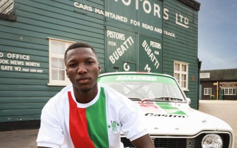 El ecuatoriano Moisés Caicedo como modelo de una camiseta vintage del Chelsea.