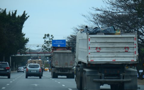 Monitoreo. En el sector la queja se centra en los carros pasados que irrespetan el uso de los carriles, no llevan tolda o circulan incluso sin placa.