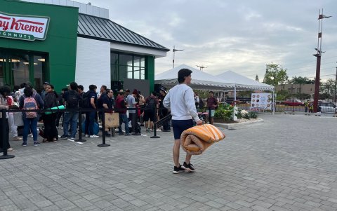 Un puñado de ciudadanos se plantó en los exteriores dos días antes de la inauguración.