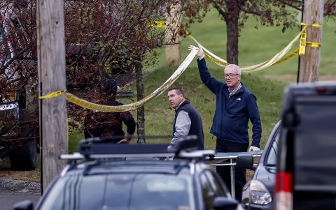 Autoridades operan, este 26 de octubre de 2023, en un bar donde un hombre desató un masivo tiroteo en Lewinston, Maine, en la noche anterior.