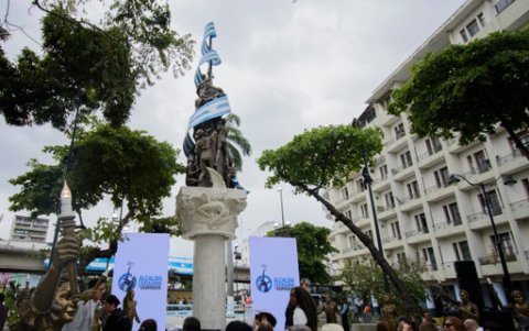 El alcalde Aquiles Álvarez inauguró las dos plaza ubicadas entre las  avenidas Olmedo, Malecón y Eloy Alfaro.
