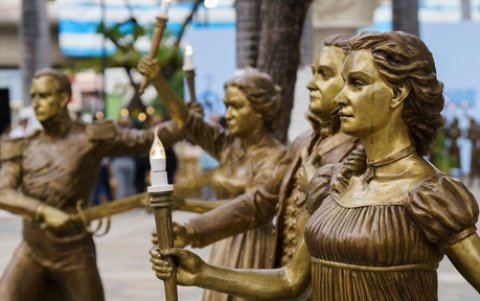 Entre las esculturas están Manuela Garaycoa, Baltazara Calderón de Rocafuerte, José de Antepara.