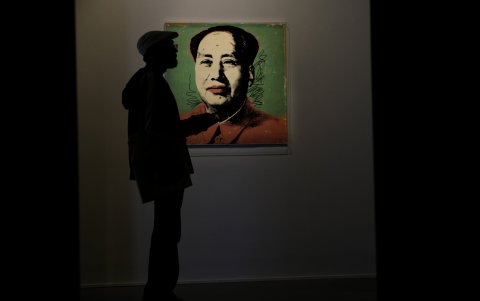 Una persona observa la obra 