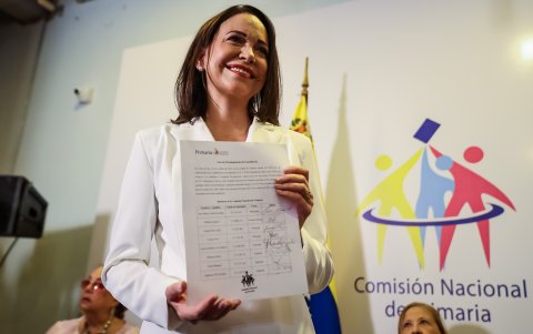 La candidata María Corina Machado recibe el documento que la proclama como ganadora de las elecciones internas de la oposición.