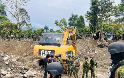 En la Amazonía, la furza pública realiza operativos en contra de la minería ilegal.