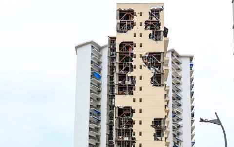 Fotografía de la fachada de una edificación desmantelada por el huracán Otis, en el balneario de Acapulco, en el estado de Guerrero (México).