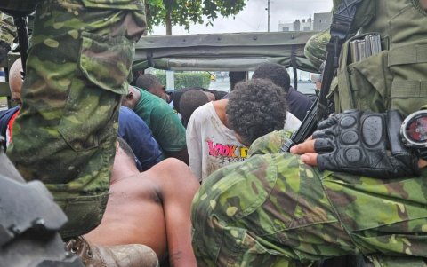 Arrestos. Miembros de las Fuerzas Armadas colaboraron con la Policía en la detención de varios sospechosos.