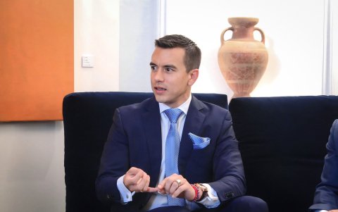 Noboa ha liberado los nombres de sus ministros mientras está de gira como presidente electo.