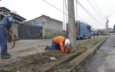 Una cuadrilla de diez personas se encarga de restablecer el sistema eléctrico.