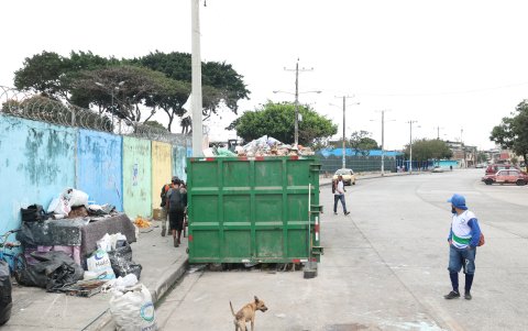 Desechos. En la ciudadela La Chala, un contenedor rebosa de basura.