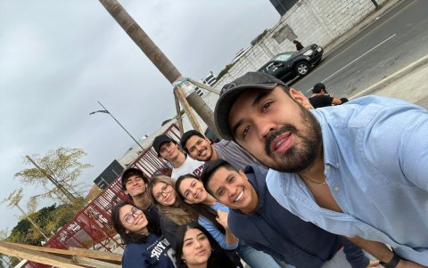 Carlos Neira, junto a su equipo de la fundación Sembrando Esperanza en la fila para conseguir donas