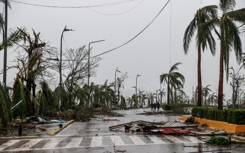 Fotografía de una calle afectada por el paso del huracán Otis (México).