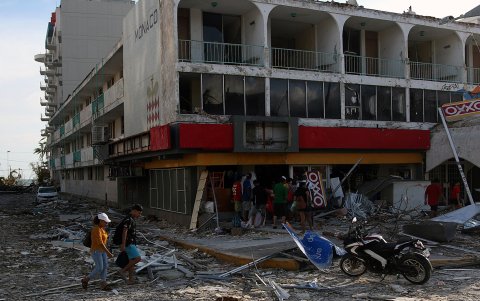 otografía que muestra personas mientras saquean tiendas de autoservicio por el paso del huracán Otis