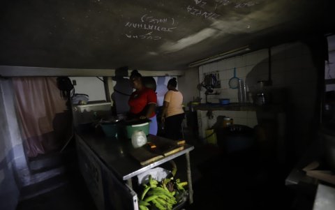 Un restaurante situado en el barrio Garay, en Guayaquil, a oscuras debido a los apagones.