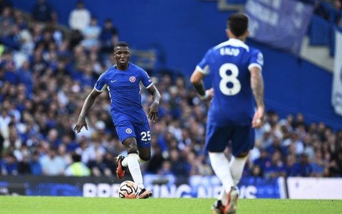 Caicedo (i) jugaría desde el arranque, acompañado de su dupla habitual, el argentino Enzo Fernández.