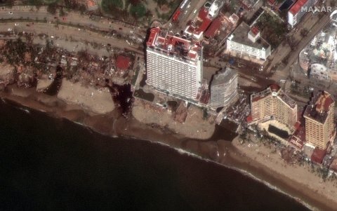 Una foto satelital de Maxar Tecnologies muestra los daños en el Hotel Krystal y la playa de Acapulco.