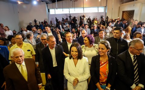 María Corina Machado ingresa al salón donde se realizó su investidura como candidata presidencial por la oposición.