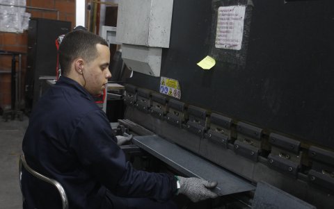 Un hombre trabaja en la empresa Estanterías Metálicas Medellín.