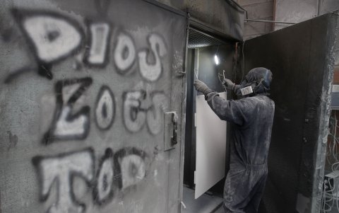 Un hombre trabaja en la empresa Estanterías Metálicas Medellín.