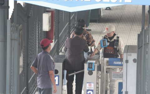En la Metrovía los guardias cobraban el pasaje, porque el lector de las tarjetas no funciona sin energía eléctrica.
