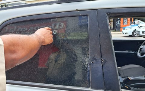 Durante uno de los eventos violentos, un patrullero fue baleado.