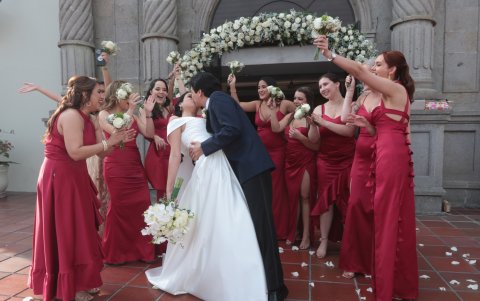 Los novios y su corte luego de la ceremonia oficiada por el sacerdote jesuita Fabricio Alaña.